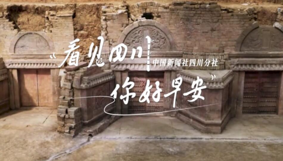 粉白花朵绽放在古寺院落