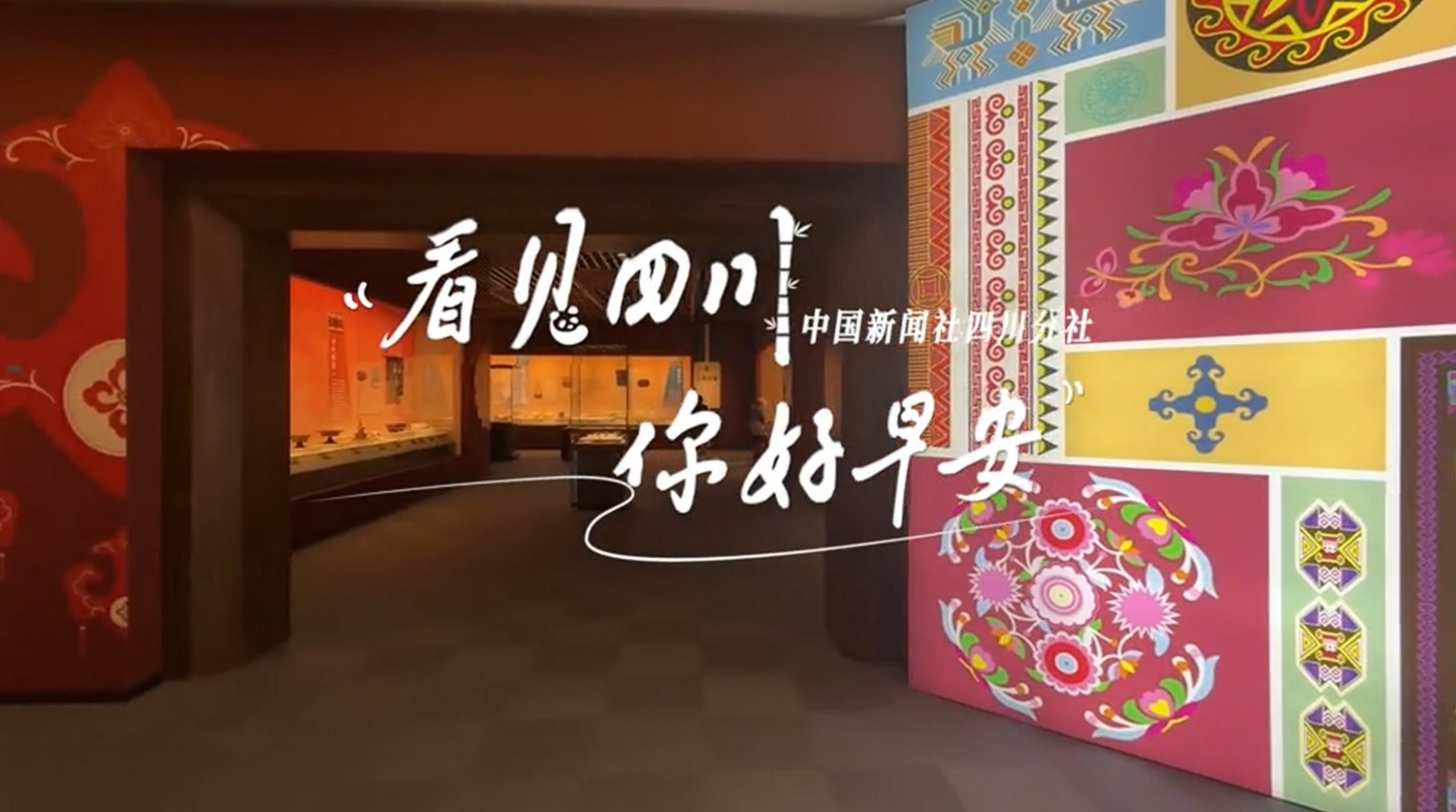 游客在花海中一边欣赏美景