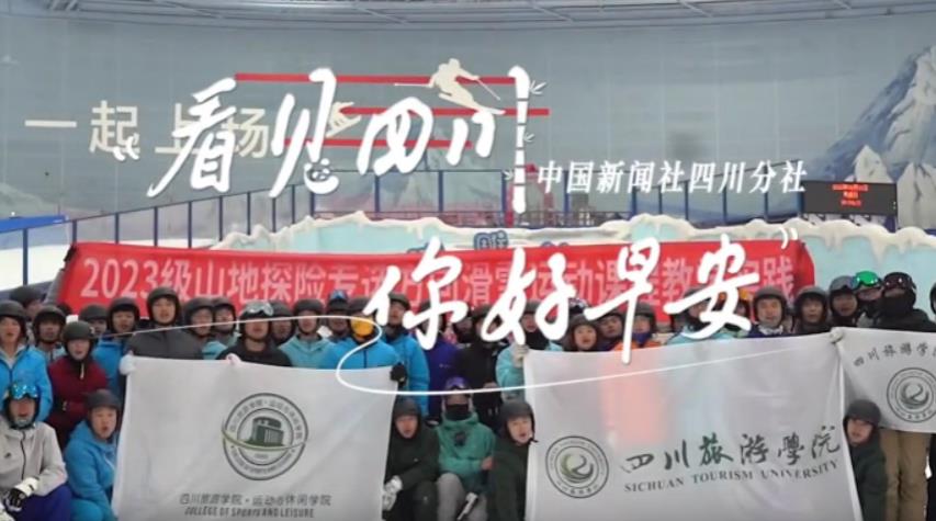 数十张火锅桌错落有致地摆放在花海中
