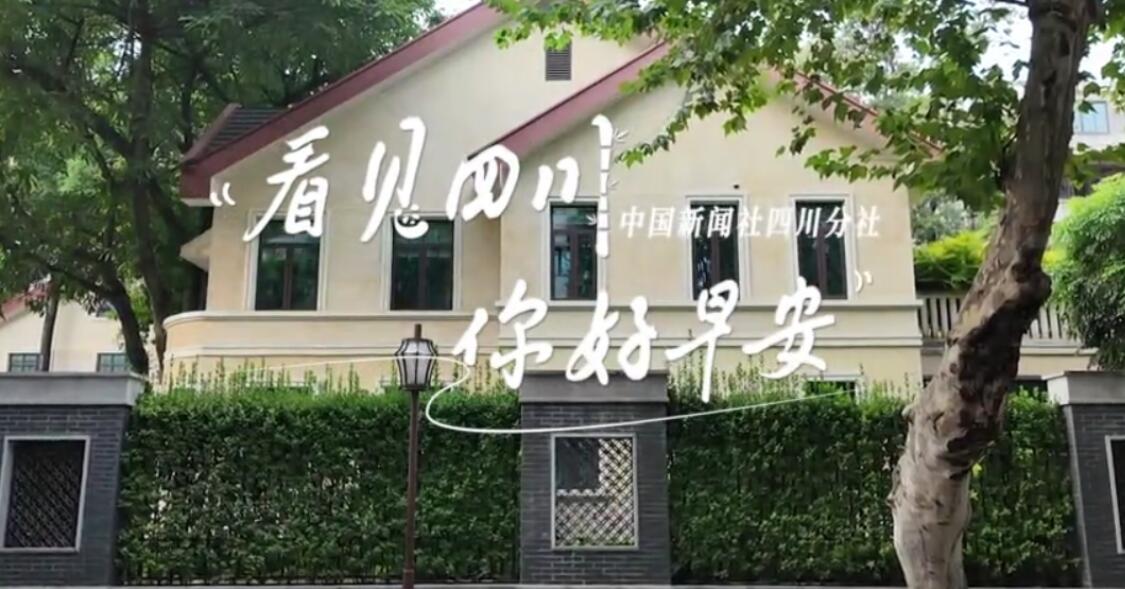 游客在花海中一边欣赏美景