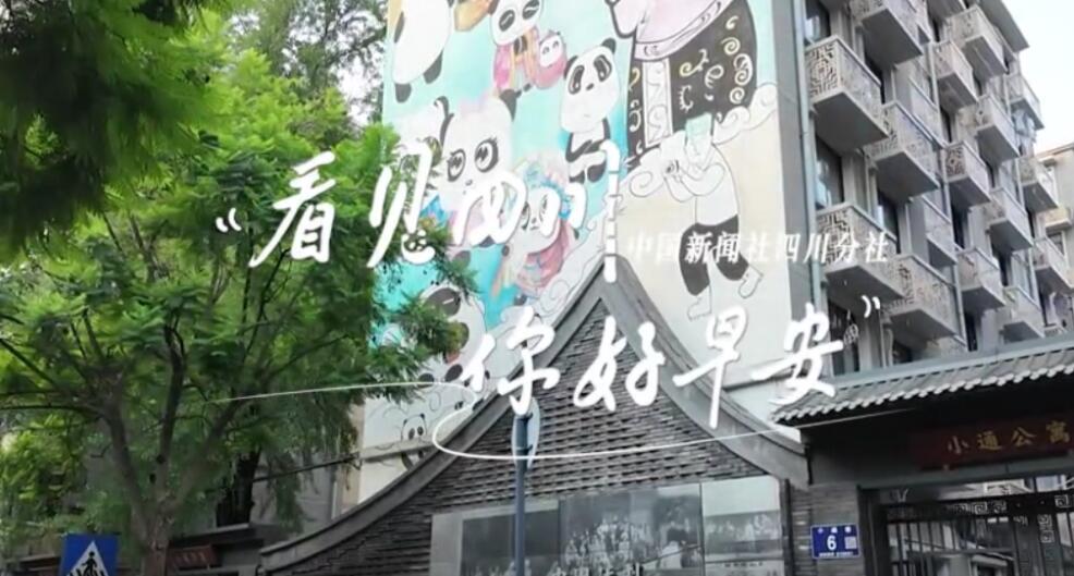 数十张火锅桌错落有致地摆放在花海中