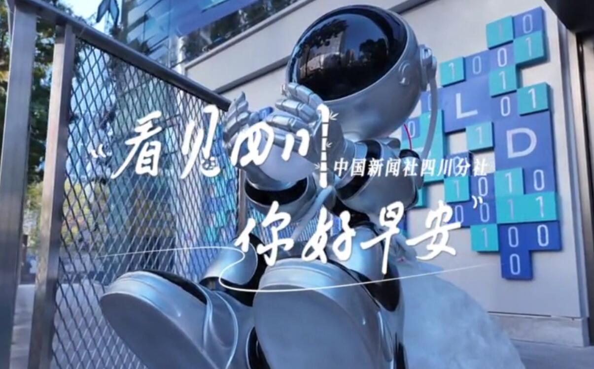 游客在花海中一边欣赏美景