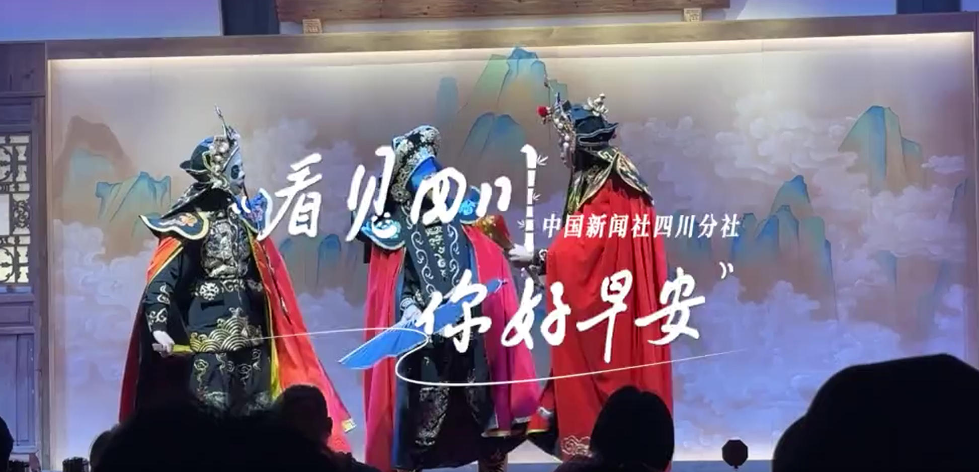 被誉为开往春天的嘉阳蒸汽小火车穿行在