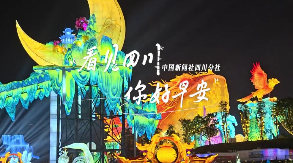 游客在花海中一边欣赏美景