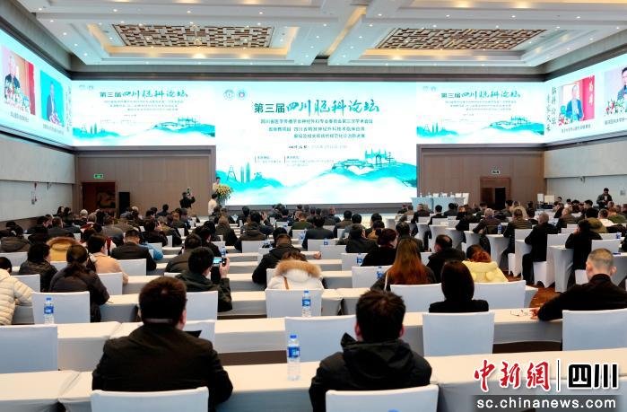 她用忙得就像热锅上的蚂蚁来形容自己的