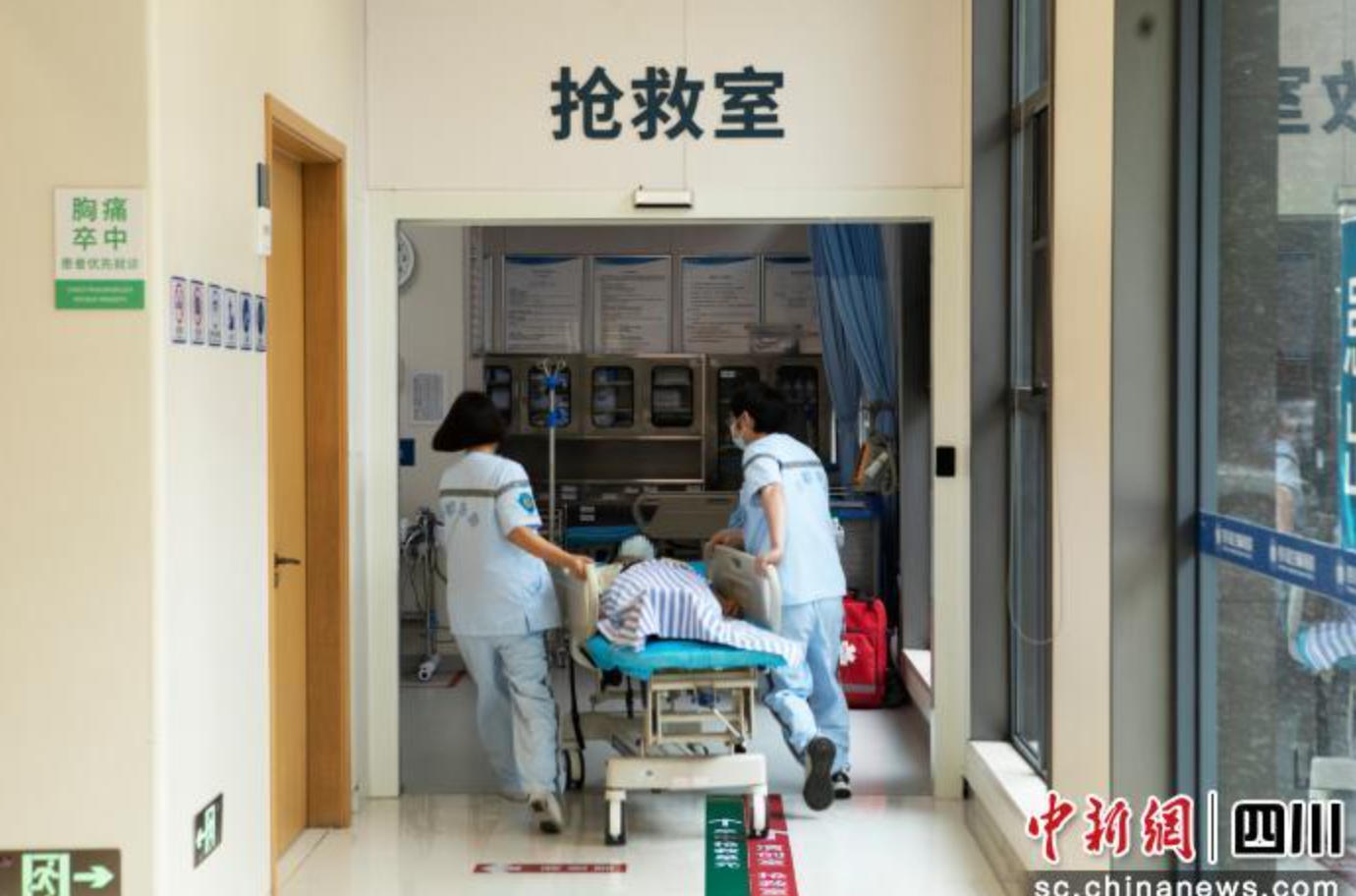 衣服蹭一下