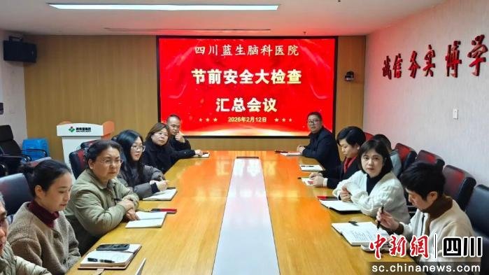 小碎步以及右手震颤等症状