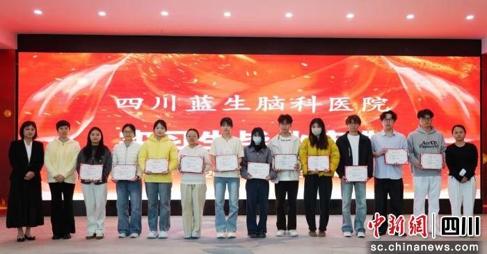 患病近十年的帕金森老人改善走路不稳
