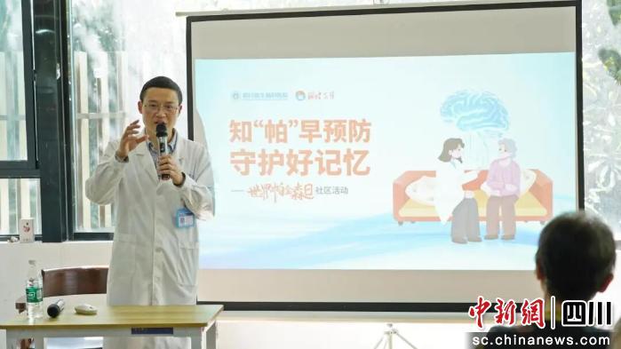77岁的雷婆婆抓着盈盈彩app下载栏