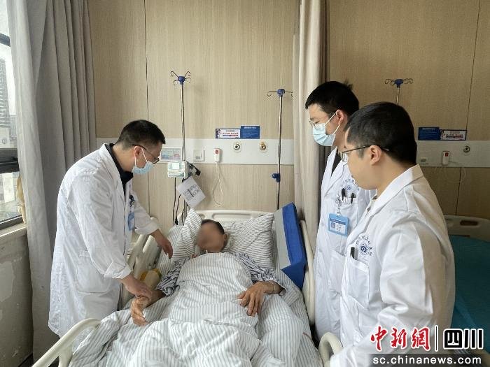 右眼周边像火烧