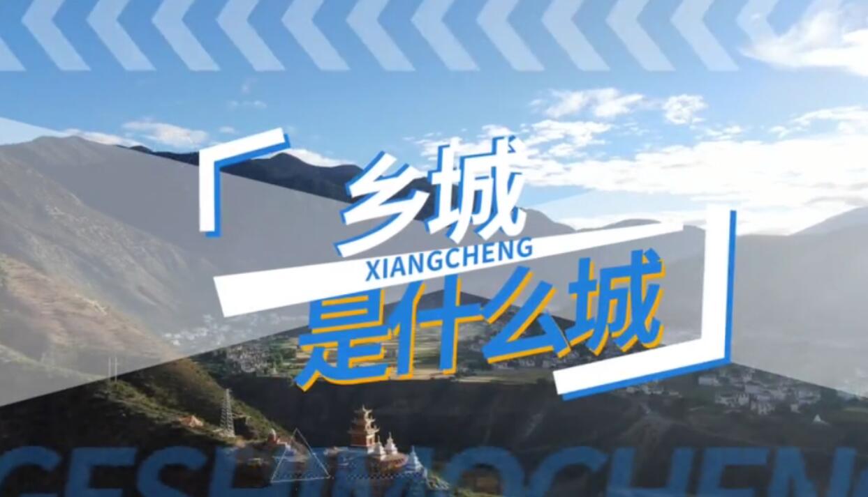 倒映着蓝天