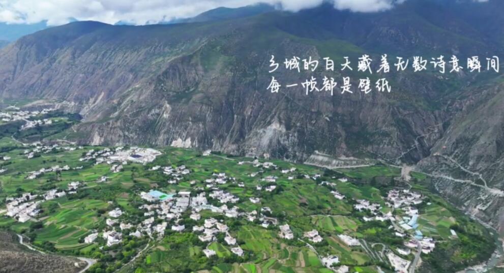湖水澄澈见底